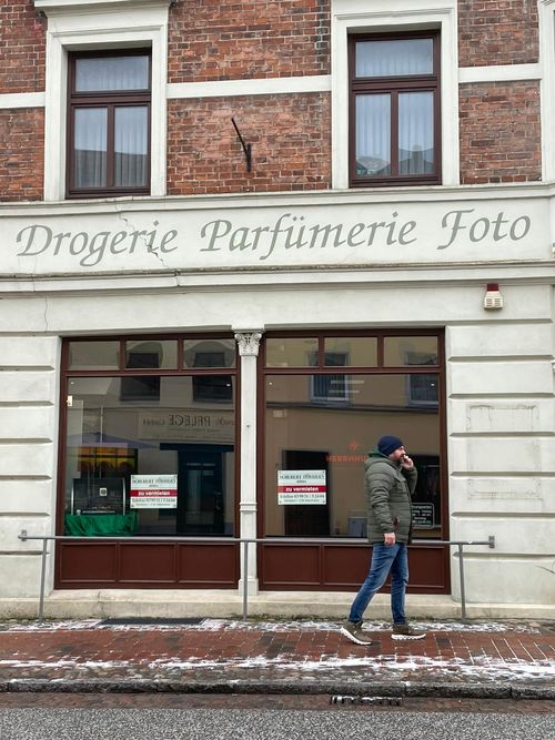 Gründer von Wohnreif vor einer leerstehenden Immobilie mit 'Zu vermieten'-Schild, symbolisiert die Geburt der Wohnreif-Idee